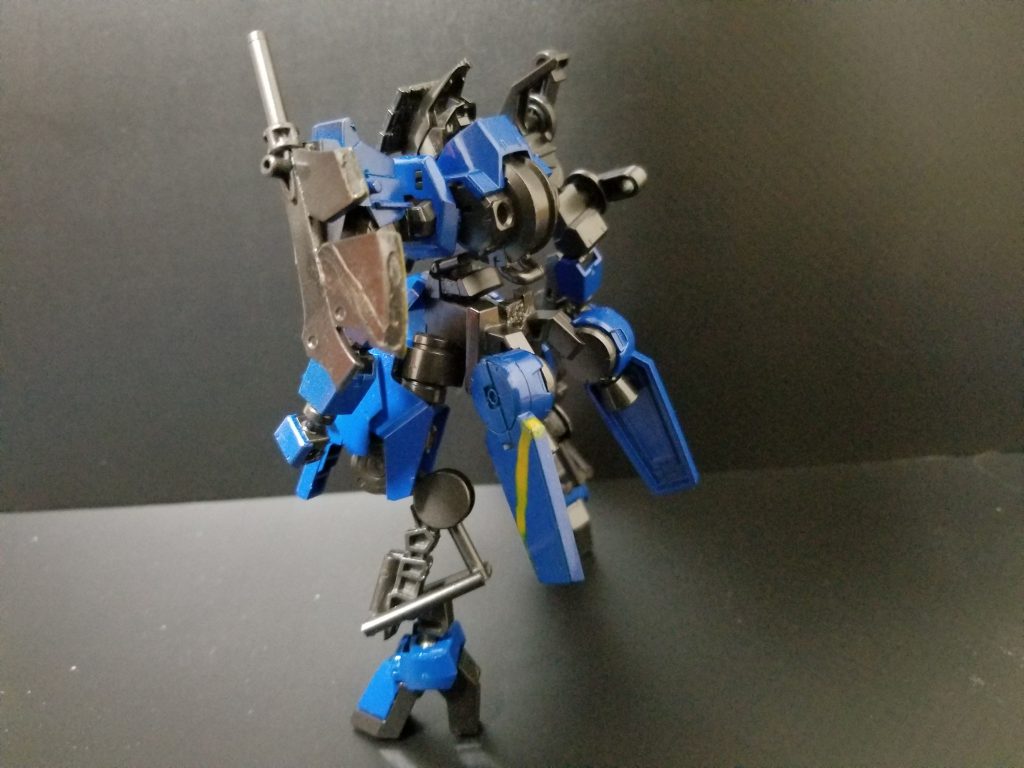 背中です、脚部は獣の脚のように折れ曲がっており、耐久性に難があったので簡素な鉄の棒で補強されています、しかし効果はあまりありません。