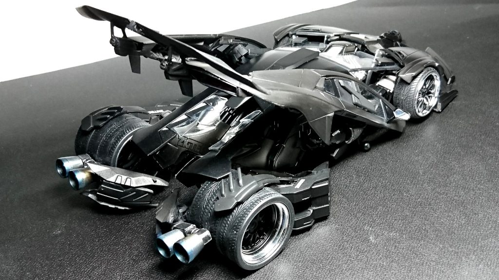 全ての車の部品が真っ二つに分かれて変形