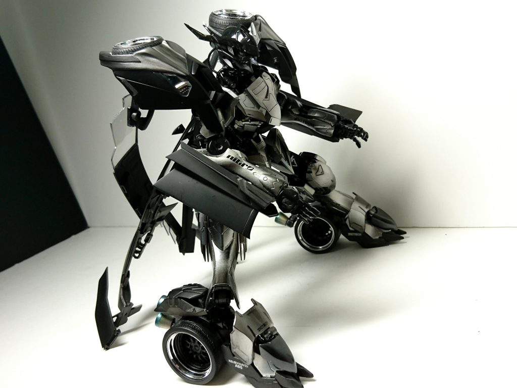 横から。何が大変かって、変形させることよりも単に立たせることが一番大変。ガンダム大地に立たず！せっかく立たせても他の部品を変形中に、すぐヘニャっとなって座ってしまう軟弱もの。改造しすぎを反省してます。