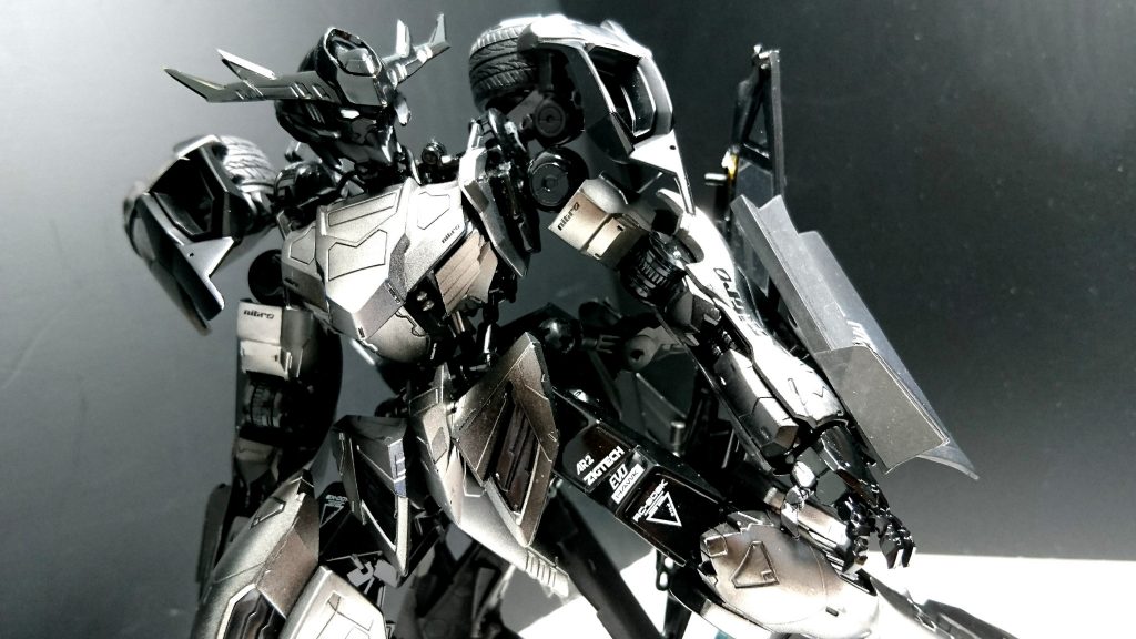 車のドアが回転して盾に