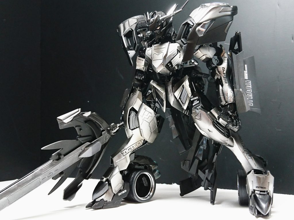 車のフロントリップがメイスに。すみません。ここは部品を外して変形しました。