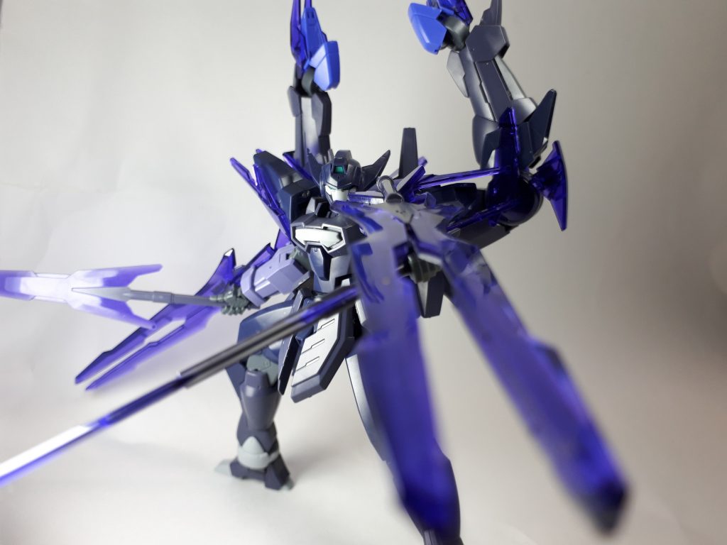 トランジェントガンダムグレイシャーの能力である氷属性を受け継いでおり、内臓式GNドライブとGNコンデンサーにより、GN粒子をまとった雪氷を操り、敵機体や戦場を氷結させて戦う。