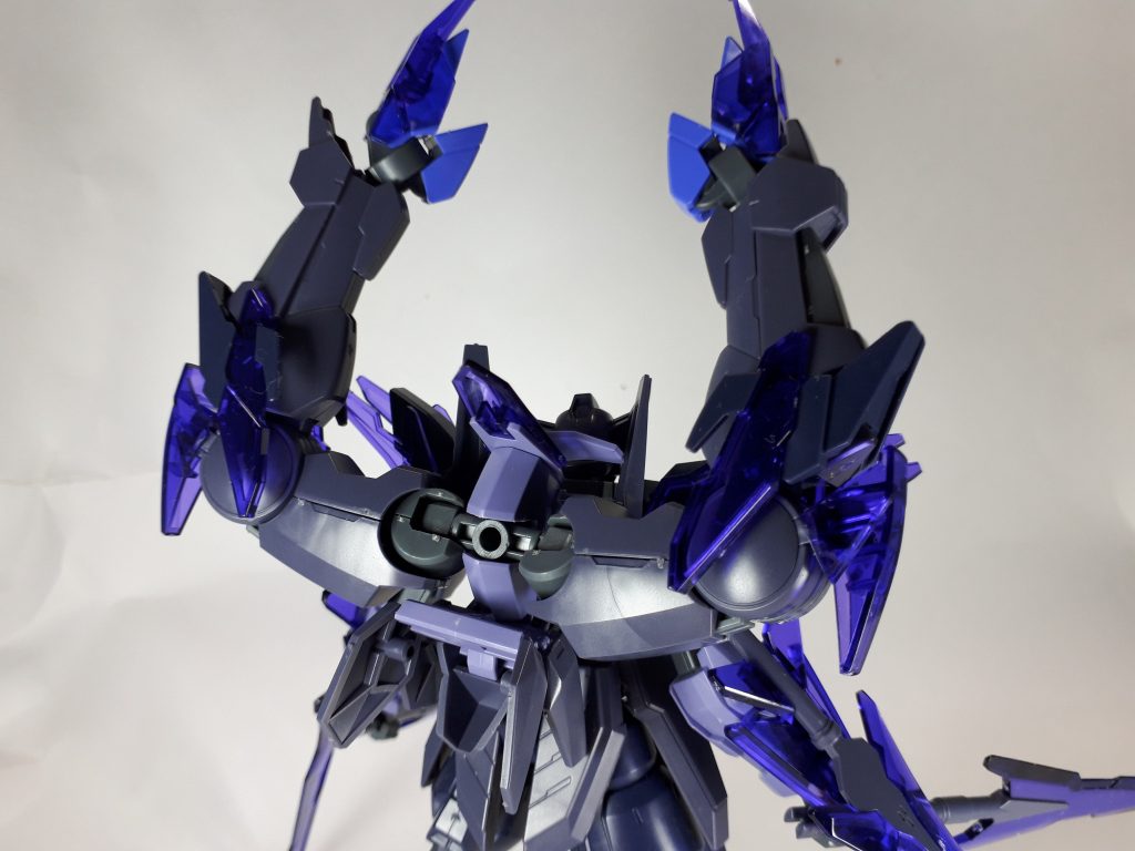 裏から見るとこんな感じ。一見すると下半身丸ごとだと気付かない…筈。丁度台座を刺すための穴があるのですが…今のところ相性のいいパーツが見つからないです。