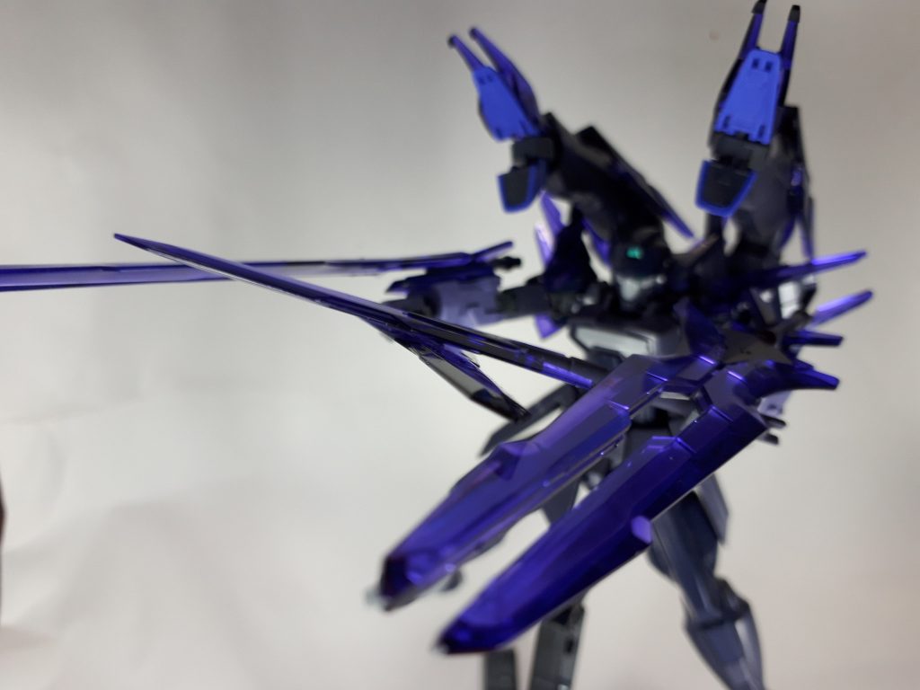 背部に装着されたトランジェントグレイシャーパックには大型GNコンデンサーと小型GNドライブが内蔵されており、二門のドラゴファングは高圧縮粒子ビームや冷凍ビームを放射し、フレキシブルに稼働して戦闘を助ける。
両腕にマウントされたGNガンランスからも同じくビームを放射可能。GNランスと同じく主なメイン武装となる。