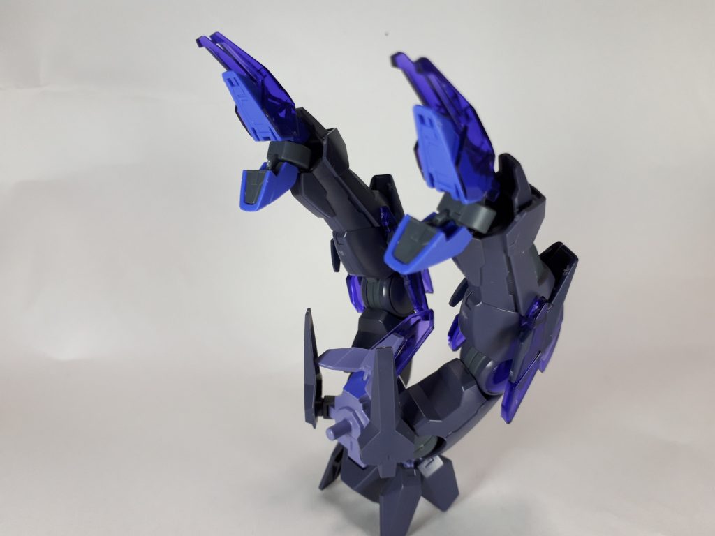 ちょっと試しに付けてみたらまさかこんなにも違和感なくバックパックになるとは驚きでした。恐らく、その秘密はこの稼働域と尖った形状、クリアパーツ等の偶然が重なっているかと思います。両足が完全にドラゴンの頭か牙に見えるんですもの…(笑)