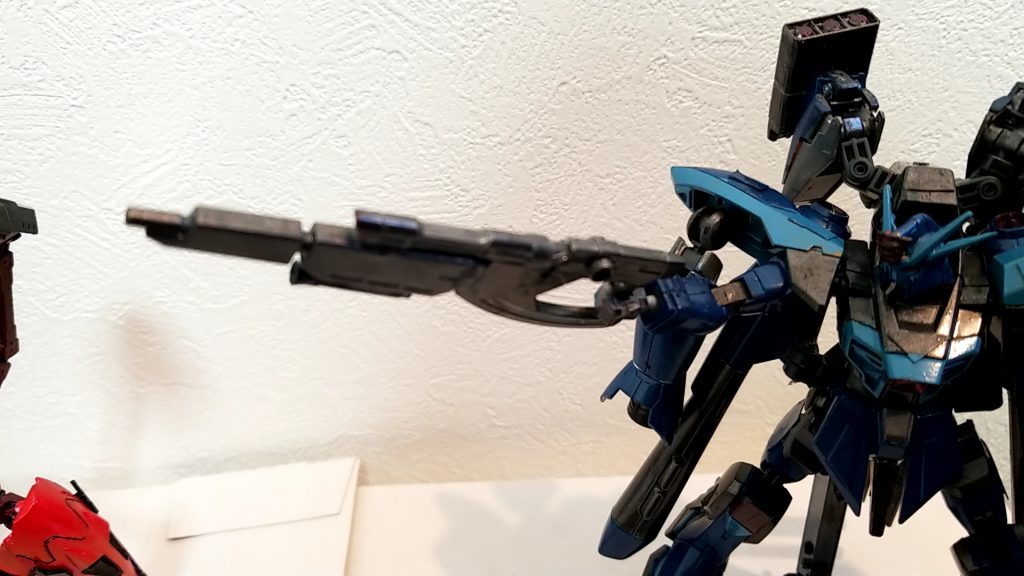 専用ビームライフル「フィーニスライフル」
銃身にはビームサーベルも仕込まれている