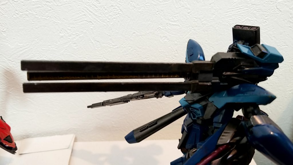 300mmレールガン「アザトート」
アサルトシュラウドのレールガンをさらに巨大化した武装
威力及び弾速は3倍以上に強化されたが重量が増加、さらに再装填までの時間が長いので連射は不可能