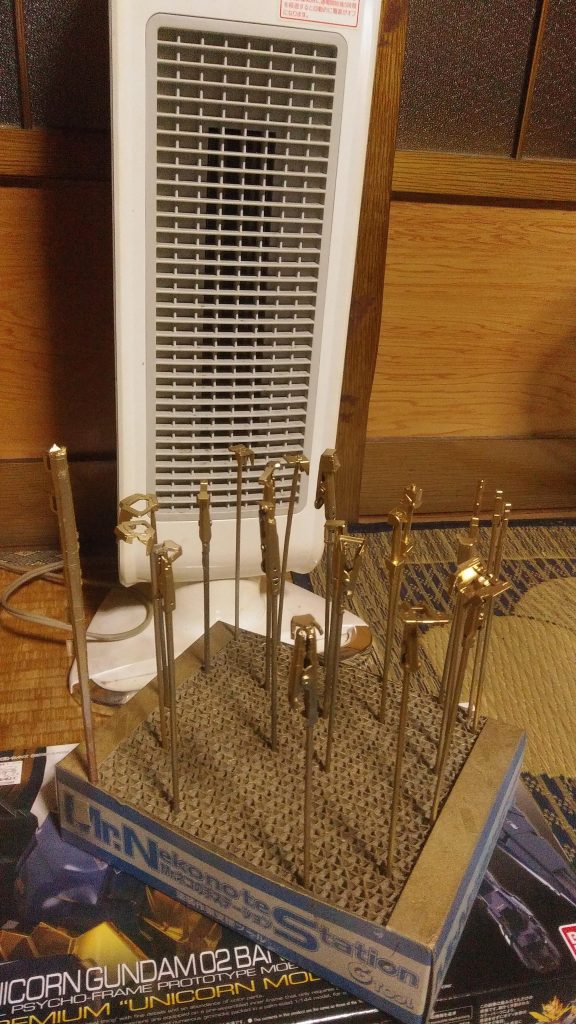 塗装したらヒーターにて高速乾燥(*´▽`*)
私の冬の光景となりつつある方法(笑)