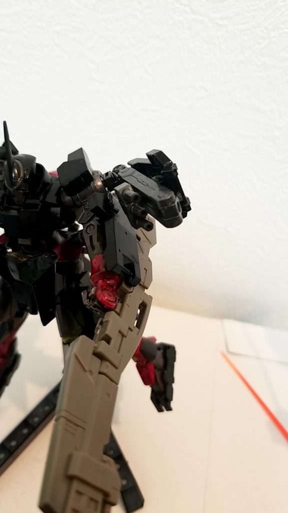 GNディスチャージャー
腕には走行が付いており各部を守りながらの戦闘が可能