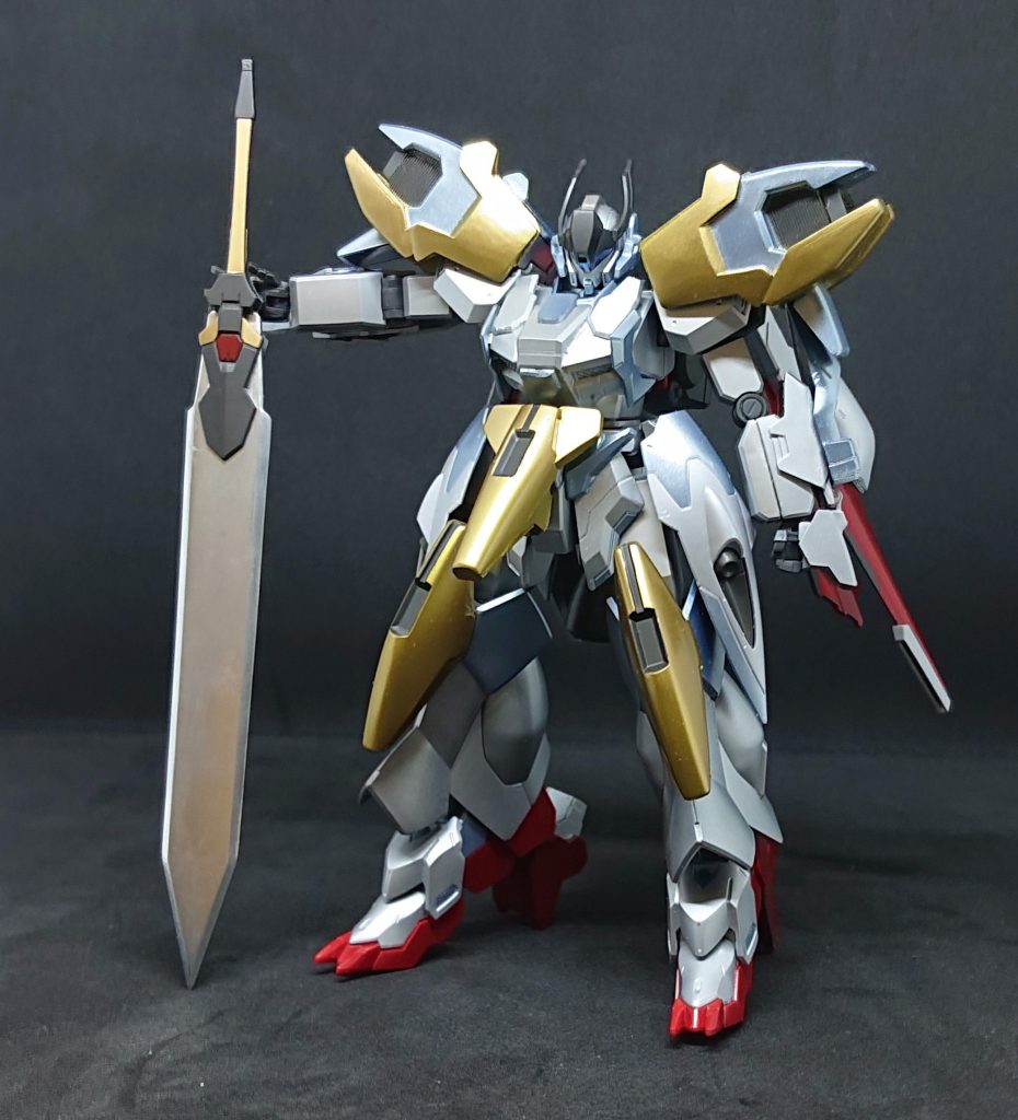 増加装甲フル装備の状態。旧キット1/100 V2アサルトの肩アーマーは、内部にプラ材を仕込んでD型ジェガンの肩アーマーのスリットに差し込んで脱着出来るようにしてあります。股間部分の金色の増加装甲はネオジム磁石で脱着可能に。