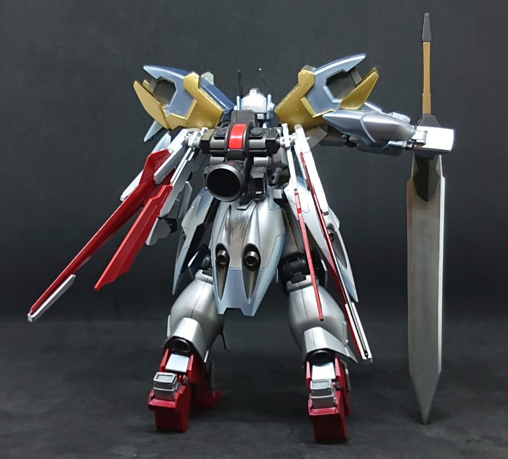 背面。レギンレイズのボディを利用した、エイハブ・リアクターを搭載したバックパック。デコレートしてみたら思った以上にバックパックしてくれてビックリです。左右のスタビライザーウィングは、下した状態でマントっぽく見えないかな~と装備してみたのですが、効果はイマイチ(無念~)