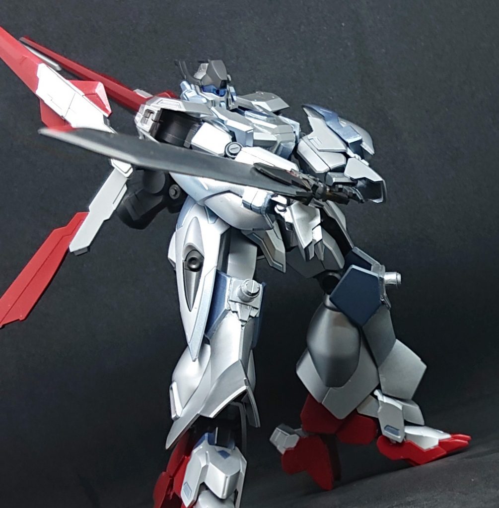 Iフィールド内臓の増加装甲をパージしてサンライズパースっぽく。ジェガンの可動域ではこれが精一杯(;´∀`)
金色のパーツが一気に無くなると、ずいぶん雰囲気が違いますね…
膝の増加装甲はグレイズアインの脚部装甲を、こちらもネオジム磁石で脱着出来るように。