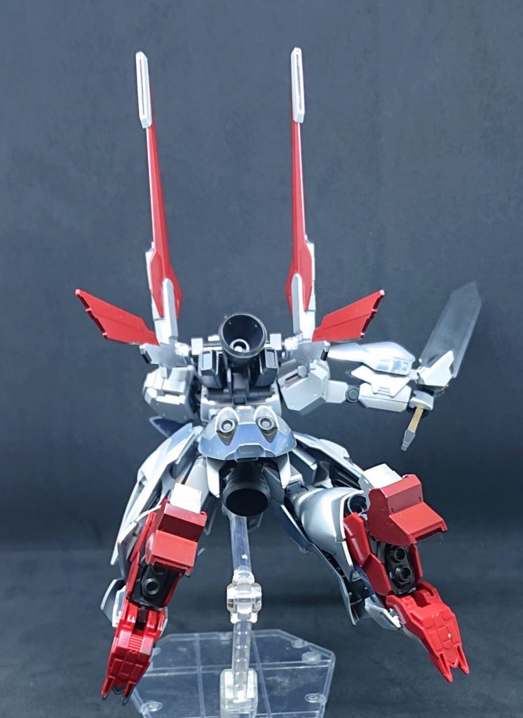 背面その2。背部のスラスター群。
増加装甲で重くなったぶんを補うように、バックパックのスラスターノズルは大きめの物を採用。その左右にもサブスラスターと、機動力を底上げしてあります。
キマリスヴィダールのリアスカート裏にも切り離し可能な増加スラスターを装備して機動力確保。
ブラストマスターでは砲口だった足の裏も、スラスターノズルを装備です。