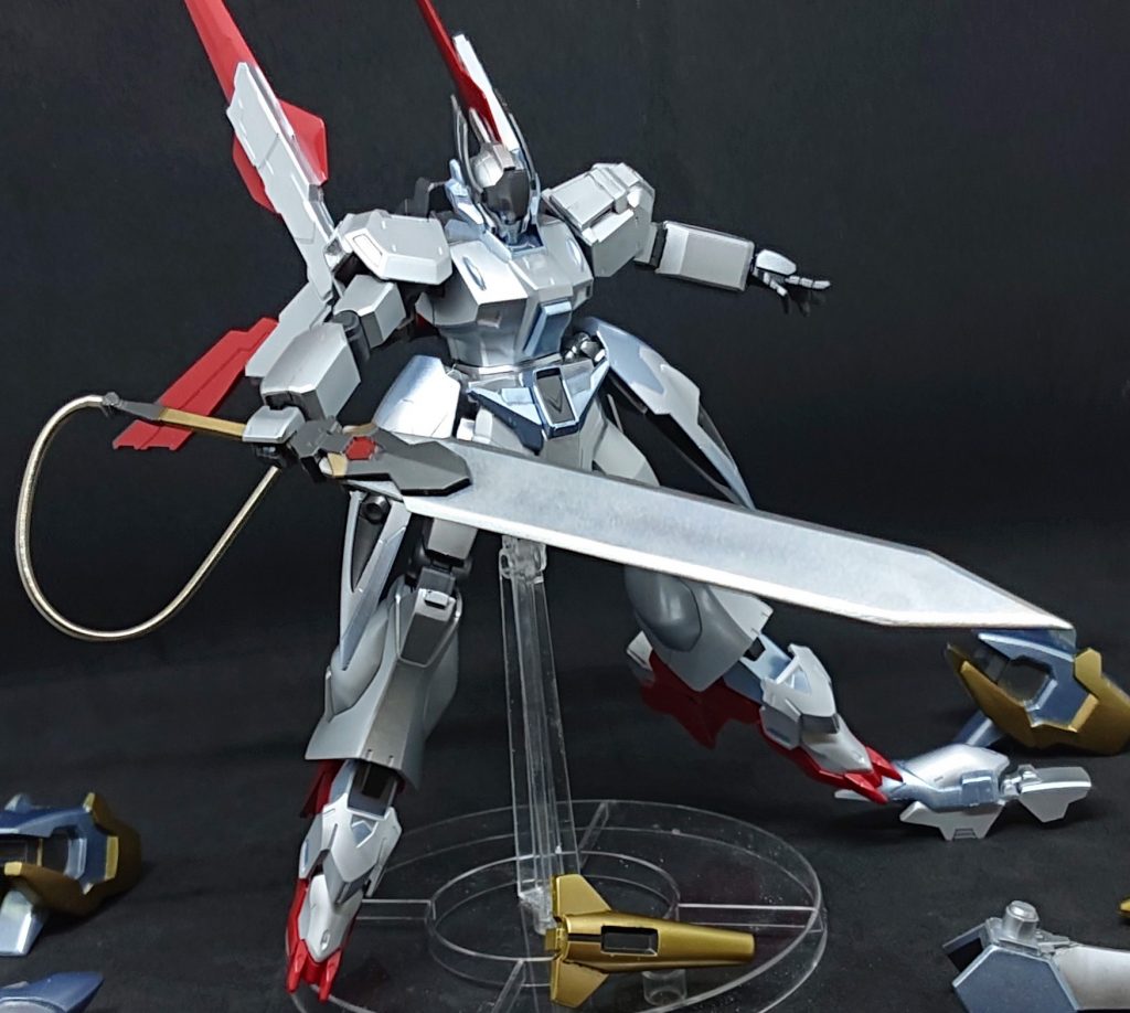 さらに装甲をパージ。ここまでくるとかなり軽装で、機動力を生かした戦闘スタイルにスイッチしてしていきます。
この機体唯一の武器である大剣。刀身はプラ板から切り出したもので、塗装の段階になって思いつきでガイアカラーのミラークロームを使って仕上げました。メッキのように綺麗に輝くんですが…いかんせん表面処理が追い付かずトゥルンとはならず…一度塗装を落として整えなおしてみましたが、やはり最初からそのつもりで仕上げていかないとしっかりとした効果は得られませんね(´・ω・`)