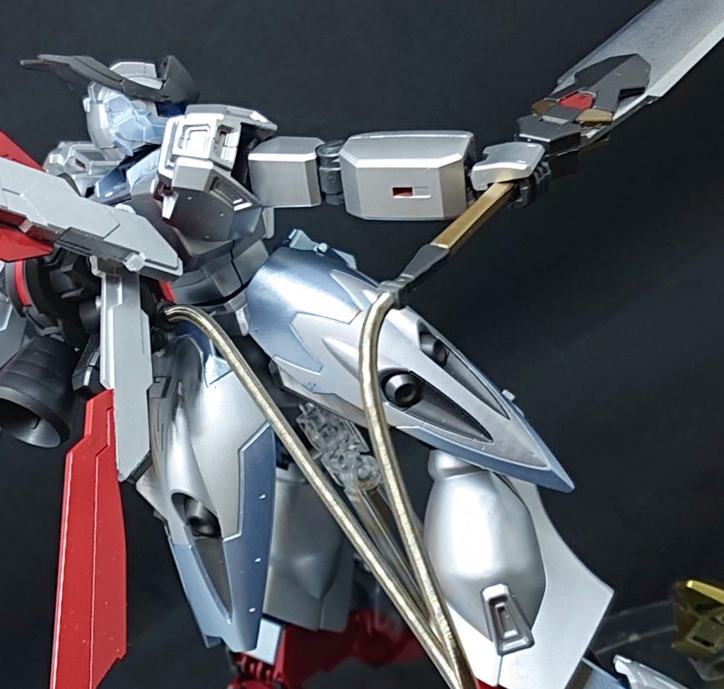 この機体のメインウェポンにして最強武器の大剣は、バックパックとケーブルで接続することでγナノラミネートソードに。ただしこれも実験段階のため、威力のほどは不明。元々謎の多い武器だししかたないね(´・ω・`)