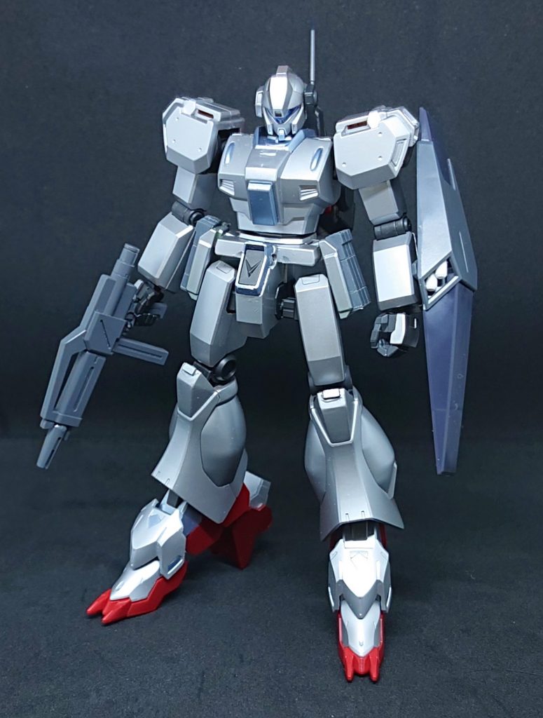 バラしにバラして、ここまでノーマルなジェガンに近づけられます。このギミックがはたして必要だったのか、自分でも疑問ですw
キマリスヴィダールのサイドスカートは、サイドスカートのマガジンを外すと現れるハードポイントに差し込んで装着。普通~にジェガンのサイドアーマーと交換でいいのにね(^^;
フロントスカートも取り外し可能。ここの脱着でもネオジム磁石大活躍です。