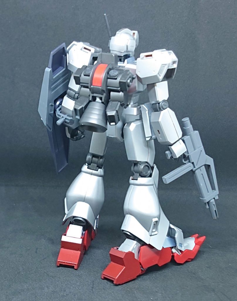 おそらく唯一のブラストマスター要素である足は、ヒールを下した状態にもできます。このヒールアップとダウンがしたいがためのブラストマスターです。ここのパーツは簡単に取り外せるように加工してあるので、ノーマルジェガンの物に換装することも可能です。(無駄ギミック…)
バックパックもスタビを外すと雰囲気落ち着きますね。