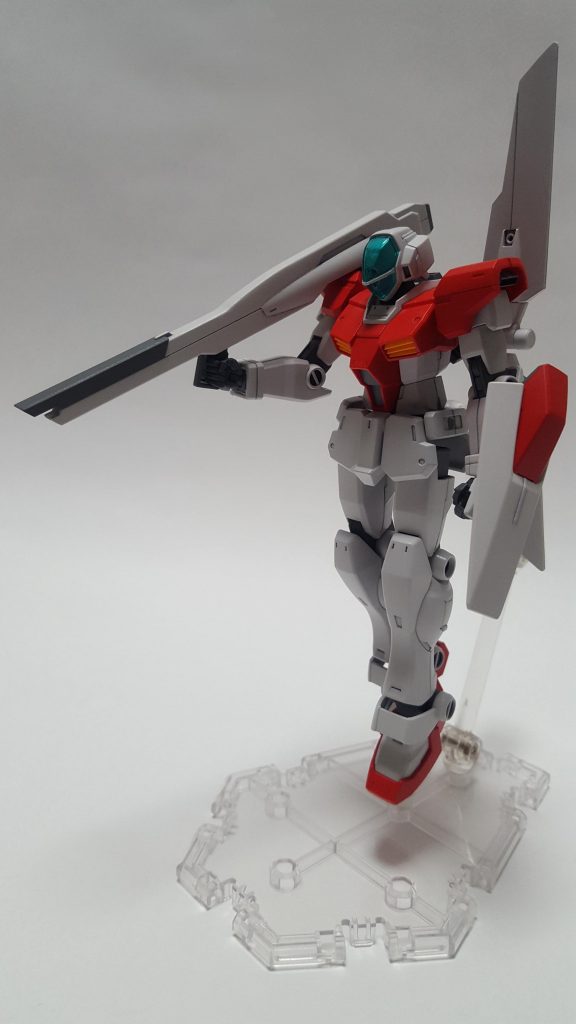 左腕にはシールドを装備し、裏には接近戦に対応する為のビームサーベルが装備されている。