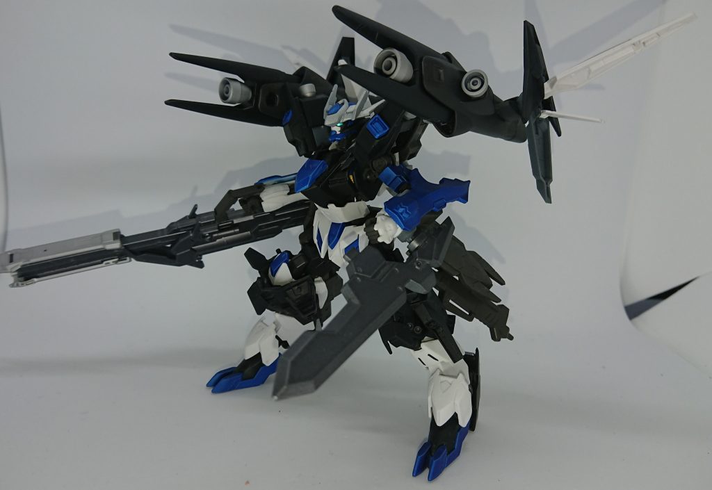 GNキャノン
背部大型GNブースターを反転させて使用するビーム砲。
ヴリトラ以外では唯一のビーム兵器であり、火力もヴリトラに次いで高い。
使用時にはブースターが使用不能となりその加速力は発揮出来なくなるものの、全身各部に十分なスラスターを増設しているため基本的な戦闘機動には支障はなく、重力下ステージの空中でも使用可能。