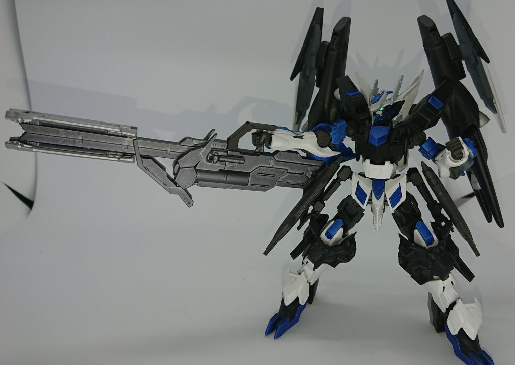 本機のメイン武装、動力直結型ビーム砲『ヴリトラ』。
必殺技級の火力を持ち、さらにその火力を維持したまま広範囲照射・収束照射・高加速弾・広範囲拡散弾等、様々な撃ち分けが可能。
その性能と引き換えに運用においては余りにも多くの欠点を抱えており、連射が出来ず再使用には長時間のチャージを必要とし、低出力化・低燃費化も不可能な欠陥兵器。
しかしながらダイバーは浪漫を求めて敢えてこの仕様で制作、愛を持って運用し苦労している。
劣悪な取り回しと燃費を補うため、下記のライフルの他に腕部に200m砲を備える。