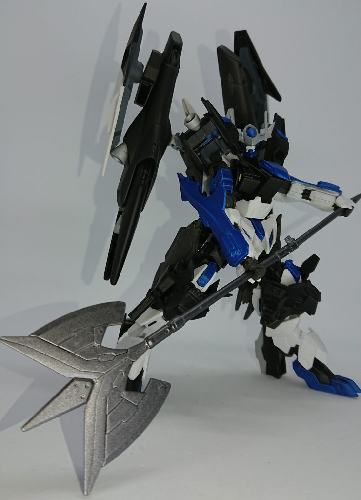 ヒートアックス、ヒートソード
ヴリトラと大型ブースターの消費エネルギーが大きいため、格闘武装は省エネルギーの実体兵器に限られているが、逆にヴリトラ不使用時には2基のエイハブリアクターとGNドライヴから供給されるあり余る出力により、実体兵器と徒手空拳で対応可能。
ヒートアックスは中距離、ヒートソードは近距離で使用される。
不使用時はヒートアックスは背部に懸架される。
この他、脚部にはレクスネイルとヒールバンカーを備える。