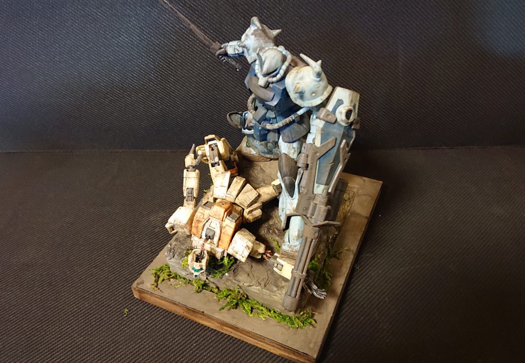 引きでみるとこんな感じ

頭と片腕がやられてもまだジムの乗り手は諦めずに左膝のビームサーベルに手を伸ばします。多分間に合いませんが(無慈悲)