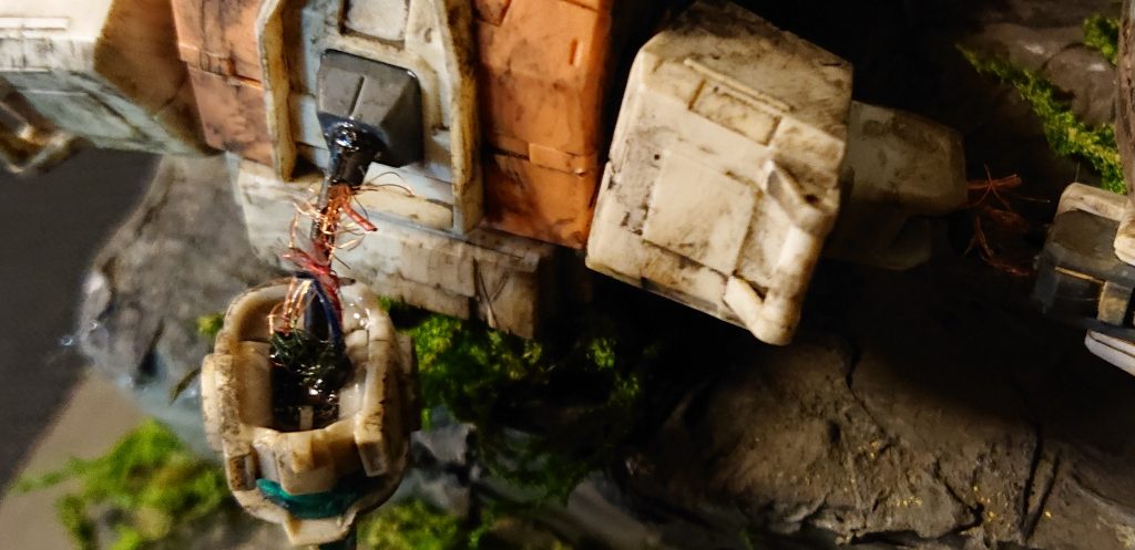 壊れたイヤホンのコードを使い、ジムの首と右肘をケーブルが飛び出た感じにしてみました。