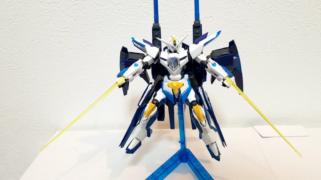 腕からもビームサーベル