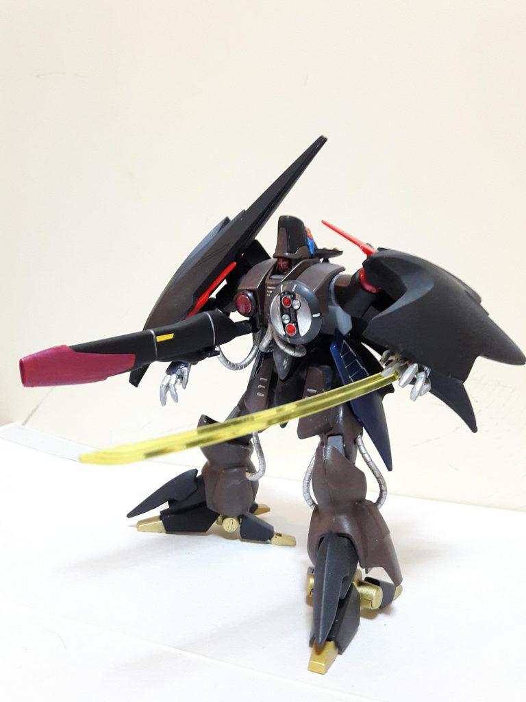 武装は胸のビームキャノンと手のひらからビームサーベル。