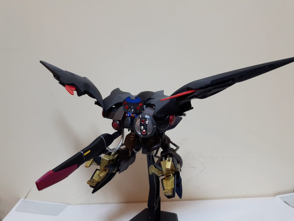 モビルアーマー蝙蝠の、用に敵を強襲。胸と頭部と肩にもセンサーをつけて偵察します。