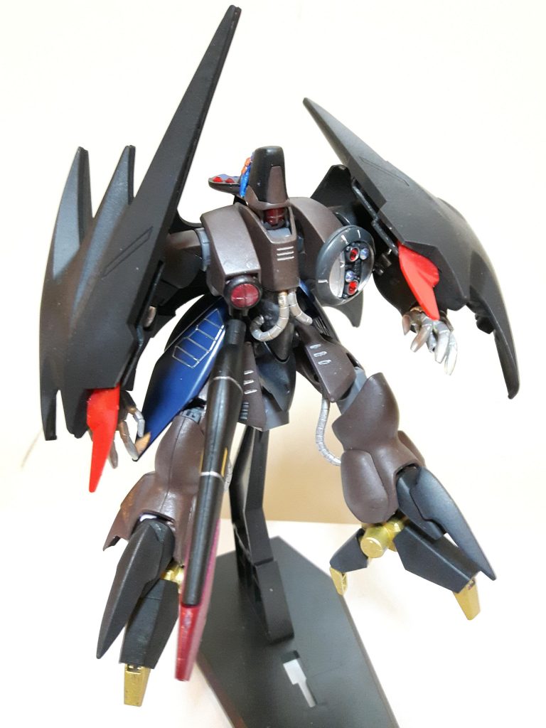 接近戦時はウイングシールドの爪で敵を切り裂きます。