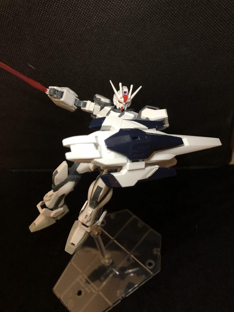 備え付けの武器として頭部バルカンと腕部ビーム発生機があります。サーベルにするも良し、打ち出してビームガンにするも良し、雪山に突き刺して温泉を作って敵軍女性と混浴なんてのも...ちっ、サーベルに焼かれてしまえ。