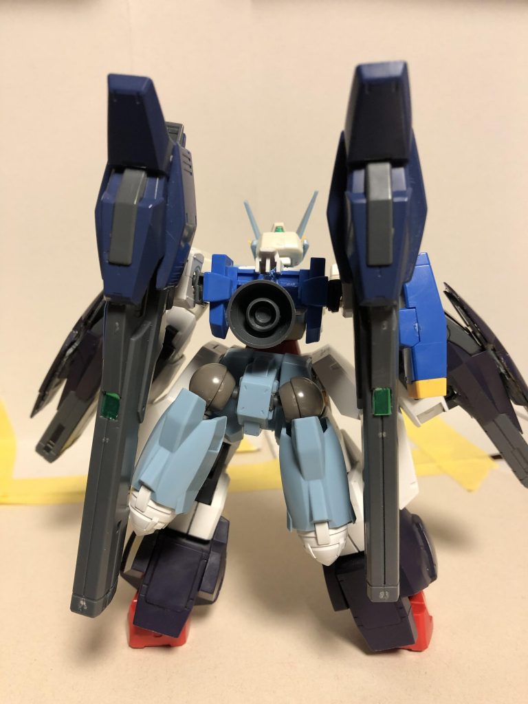 後ろ姿。機体がデカイ分スラスター系も大型化して機動力をカバーしてます。イメージはセラヴィーより少し遅いくらい