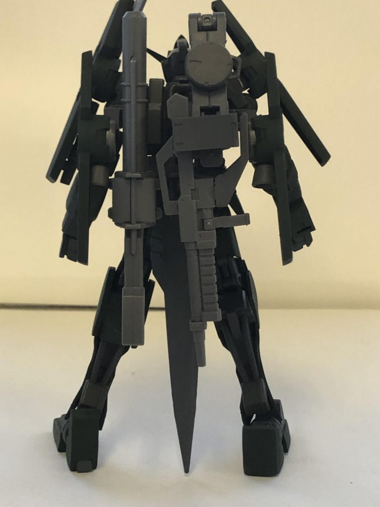 ## 背面
バックパックをグレイズの地上用バックパックにして、背面にほぼ全ての武装を取り付けられるようにしてあります。