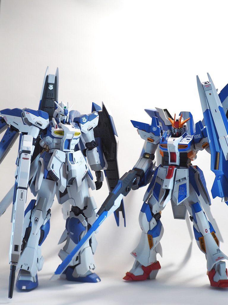 最後に、以前作成したHi-νヴレイブと。
こう見ると大分身長が伸びてますね。
もともと20M級のMSですが、スタインの脚のおかげで22M級くらいになってそうです笑