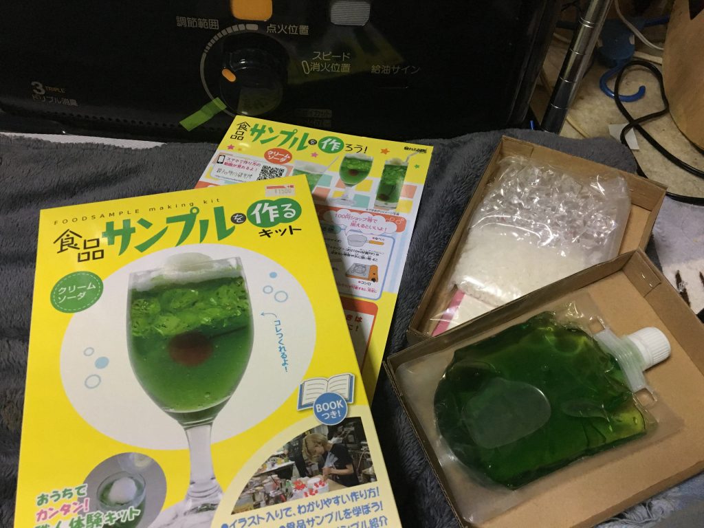 このキットを見つけて、Mk-2をトッピングしたら面白いのでは?と思いました。
世の中って便利になりましたね。
こちらのキット、メロンソーダ色のロウを溶かす形のものでした。
ストーブの上に水を張った鍋を置いて、そこで湯煎しながら製作しました。
世の中って便利になりましたね。