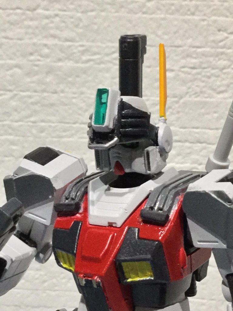 ジムと見せかけてガンダムヘッド。通常はバイザーにて顔を覆っている為ガンダムとは気づかない。レーダーなど計器が苦手でモニターのみで戦闘を行うロシに合わせバイザーに高性能のカメラを増設した。