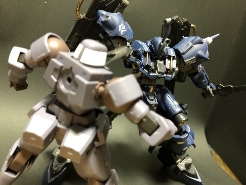 足の武装はシュツルムファウストではなく鉄血のダガーに変更。
肉弾戦の多い鉄血の世界感に合わせてあえて近接武器の装備にしてみました。
(やられ役がリーオーなのはグレイズ分解してるのでごめんね)