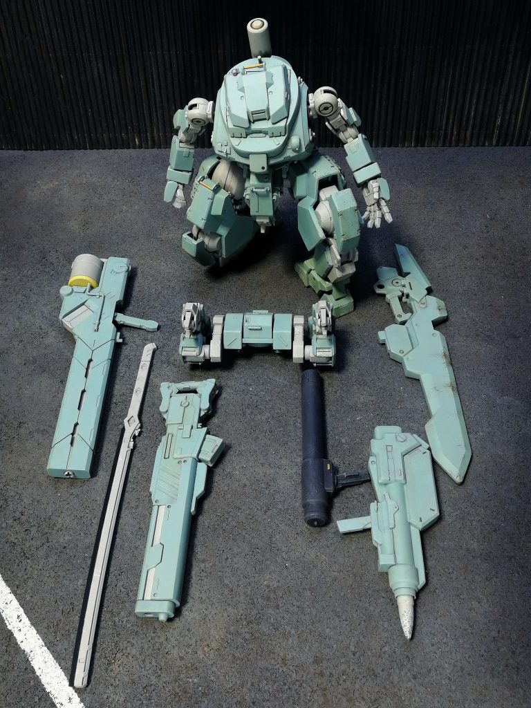 全武装スタティックディスプレイ。
左からレールガン、炭素系単分子カッター、90mm汎用砲、ロケット弾発射筒、パイルバンカー、剣型鈍器。
本体正面にサブアームユニット。