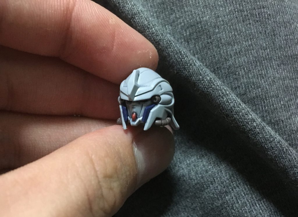 フェイス部分は2本のラインを入れてガンダムフェイスっぽくしてます。