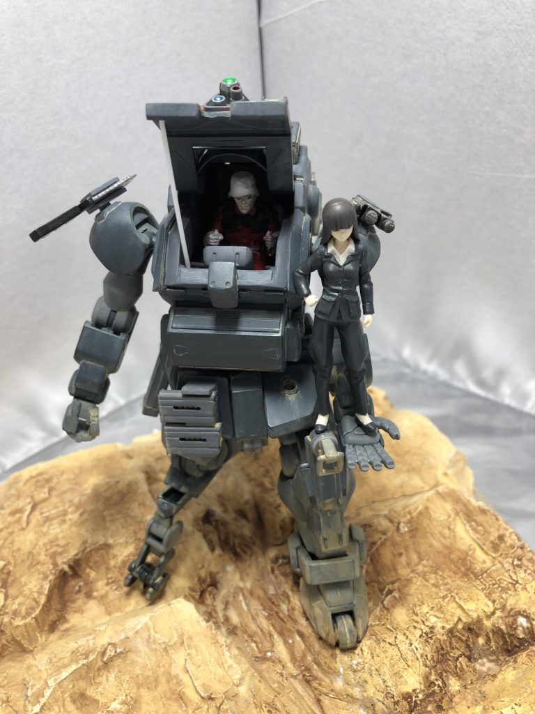 1/35です、ミニチュアアートの運転士が乗り込めます
ザクスナイパーの膝移植してます