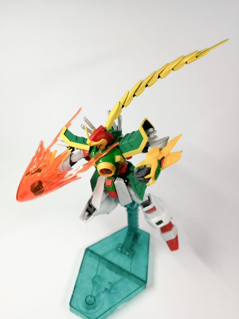 *「ドラゴンパンチ！」* （命名センス）

ビルドバーニングガンダムのエフェクトを拝借！
武闘派のドラゴンガンダムにはめちゃくちゃ似合ってる！！！！
旧キットではこうはいかない。

弁髪の煌・ギラーガ鞭ですが、キットのリード線は柔らかくてヘタるので、中のリード線を100均の固いアルミ線に交換しました。
おかげで垂れ下がった状態も風になびく表情も自由です。