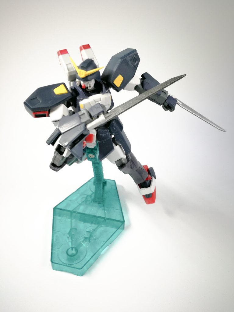 ミキシングに使ったのは、HG系のシャルドールローグの腕と胴体、ガンダムヴィダールの足、AGE1タイタスの顔。
こんな切りかかるイメージのポーズもできます。