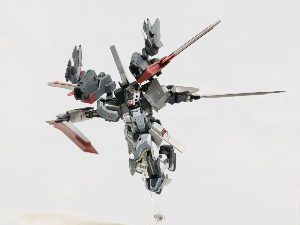 試作ストライカーはI.W.S.P.やノワールストライカーと同じく統合兵装をコンセプトとして造られた。(オオトリと同時期に製造されたが、オオトリには独自飛行機能があったためこのストライカーのロールアウトが見送られてしまう。)スタビライザーに実体剣が2本搭載されている他、推進翼先端もフィールドジェネレーター内蔵のため通常装甲の切断が可能である。