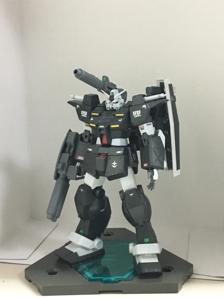 前部分
パワードジムガーディアンを素体にジム系の互換性があるキットで形を作りました。
頭は個人的にRX系のガンダムタイプで1番好きなフルアーマーガンダム7号機の頭を採用しています(´ω`)
腕はジムキャノンⅡ
腰はヘイズルの腰にチョバムアーマー
足はジムクェルに脹脛部分にバーニア追加