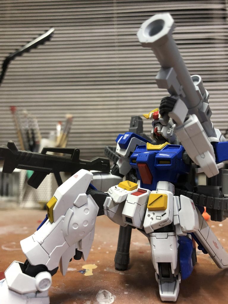 その為、本機の武装はその全てが実弾系となっている。急造品である事や、ジェネレーター出力の低さの割に大推力型のスラスターを搭載した弊害により稼働時間が短い事などから、本機は欠陥品の烙印を押される事となってしまった。