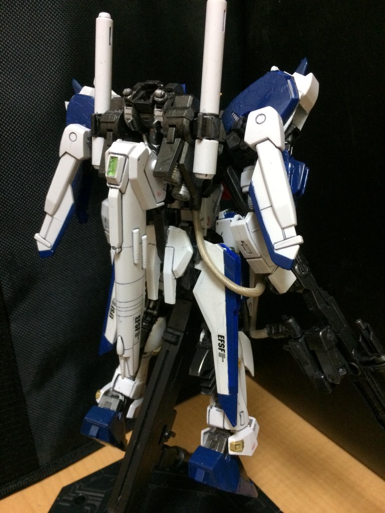 オリジナルのSガンダムは、A/Bパーツ、及びGコアにそれぞれコクピットが存在していたが、そのうちのBパーツのコクピットをオミットし、そこに人工知能「ALICE」のメインコンピューターを搭載している。
それにより、1台の機体にパイロットを3名必要とする効率の悪さを解消し、後述するが、さらに人工知能「ALICE」がA/Bパーツのユニットを失う事で通常の学習型コンピュータに戻ってしまう現象も改善している。