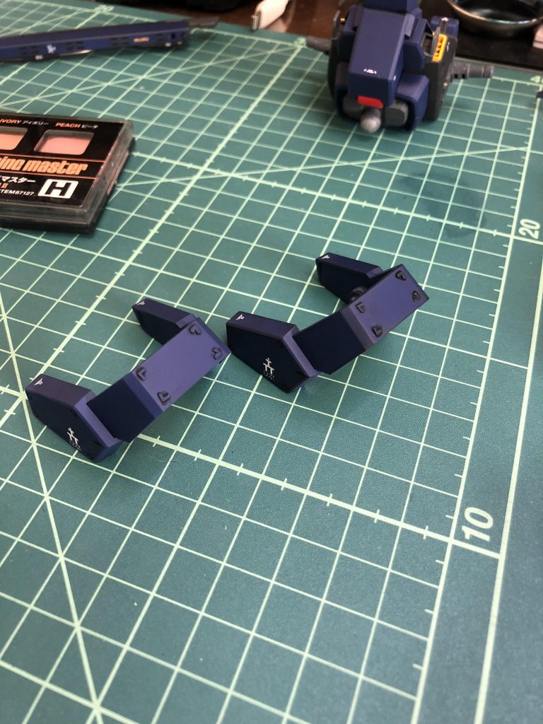 タミヤのウェザリングマスターでシャドウを入れております。使ったのはBのススです。