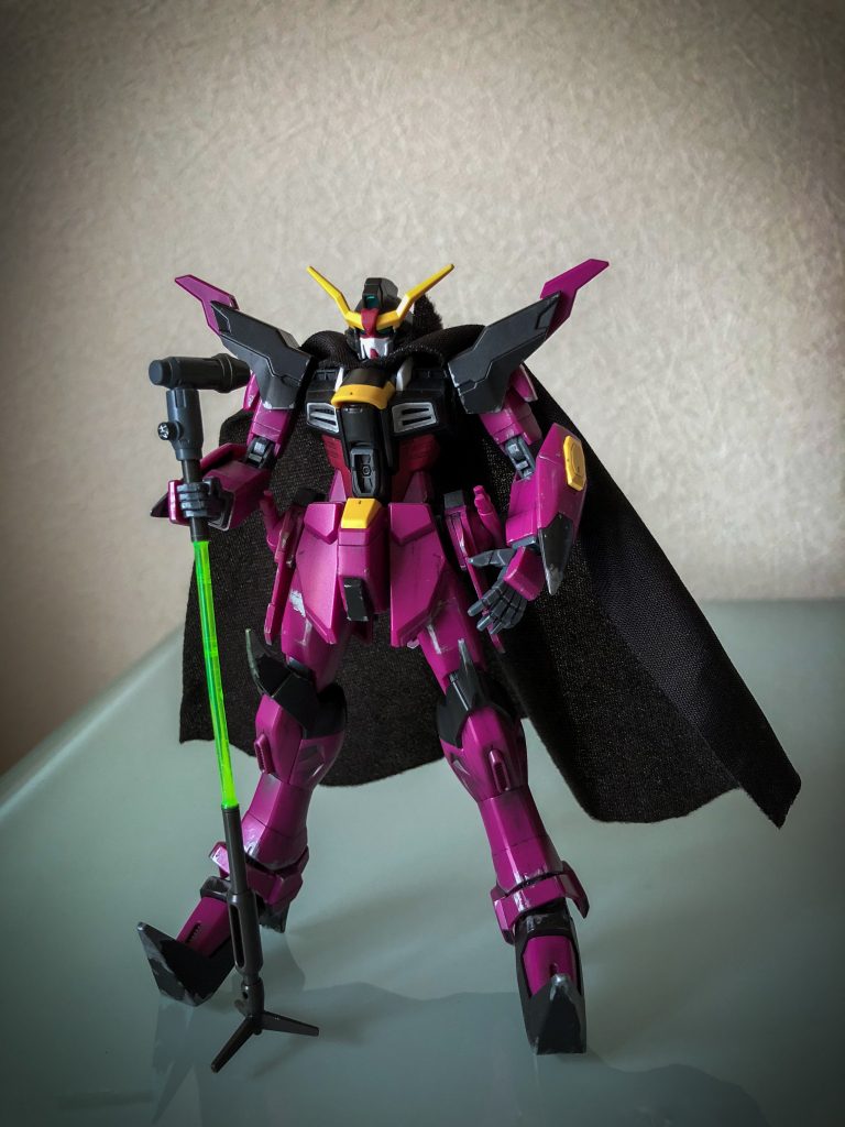 安直すぎるかもしれませんが、B'zが大好きなので商品名を見た瞬間に買いました笑
ボーカルの稲葉さんとB'zの楽曲「LOVE PHANTOM」をイメージして作りました。
ガンプラバトルで自分が使うガンプラという設定で作りました。
マイクスタンドの「志」は気合の手描きです。