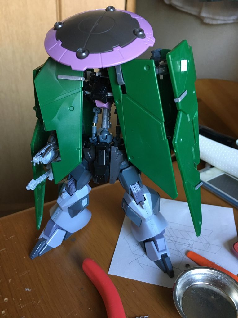 胴体をにわさんの方法で延長し、1/100デュナメスのフルシールドで外套を再現。
最初、笠はウヴァルのシールドでしたが、後にギャンのシールドへ。